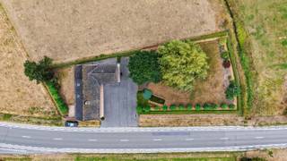 Aan de groene stadsrand van Tielt, op het einde van de Schuiferskapelsesteenweg, ontdekken we deze bijzonder ruime woning op een prachtige open locatie. Omringd door weilanden en uitgestrekte landschappen geniet je hier van rust, ruimte en fantastische vergezichten, terwijl het centrum van Tielt vlot bereikbaar blijft.<br /><br />De ruime oprit biedt onmiddellijk plaats aan meerdere wagens op eigen terrein.<br /><br />Binnen verwelkomt de woning je via een royale inkomhal met aansluitend de ruime leefruimte en keuken. Verder vinden we op het gelijkvloers een nachthal, bureelkamer, badkamer en volwaardige slaapkamer. Een zeer ruime berging en aanpalende dubbele garage maken deze verdieping compleet.<br /><br />Via de vaste trap bereiken we de eerste verdieping, die momenteel is opgedeeld in twee vleugels. Hier bevinden zich vandaag twee bijzonder ruime slaapkamers, aangevuld met verschillende praktische berg- en opbergruimtes. De beschikbare oppervlakte biedt heel wat mogelijkheden om deze verdieping volledig naar eigen wens in te richten.<br /><br />Buiten beschikt de woning over een aangename tuin die in de praktijk nog enkele meters verder doorloopt. Samen met het achterliggende open landschap zorgt dit voor een bijzonder gevoel van ruimte, privacy en vrijheid.<br /><br />Ben je op zoek naar een ruime woning die je volledig naar eigen smaak kunt renoveren? Of droom je ervan om op deze locatie een volledig nieuwe droomwoning te realiseren, eventueel onder de voorwaarden van het verlaagde btw-tarief van 6% voor sloop en heropbouw? Hier liggen heel wat mogelijkheden.<br /><br />Ontdek de eigendom tijdens ons lanceermoment op woensdag 23 september. Schrijf je vooraf in en ontvang een persoonlijk tijdslot en het verkoopdossier. Na het bezoek krijg je de mogelijkheid om een bod uit te brengen.<br /><br />De geadverteerde prijs betreft een richtprijs.
