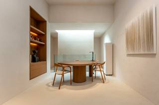 In het bruisende hart van Knokke, aan het prestigieuze Alfred Verweeplein, staat dit unieke gebouw uit 2023 te koop. Deze recente realisatie combineert een hoogwaardige afwerking met een uitzonderlijke ligging en biedt zowel een luxueus woongedeelte als een veelzijdige commerciële ruimte. Het pand is ideaal voor wie wonen en ondernemen wil combineren op een van de meest begeerde locaties aan de Belgische kust.Het woongedeelte bestaat uit een ruim en stijlvol appartement, afgewerkt met exclusieve materialen en voorzien van de nieuwste technologieën. Grote raampartijen zorgen voor een overvloed aan natuurlijk licht, terwijl het gebruik van domotica bijdraagt aan maximaal wooncomfort. Elk detail werd met zorg uitgewerkt om een luxueuze en eigentijdse woonbeleving te garanderen.Op het gelijkvloers bevindt zich de commerciële ruimte, momenteel ingericht als expositieruimte en kantoren. Deze ruimte is volledig aanpasbaar aan de specifieke noden van de koper en biedt tal van mogelijkheden. Een privélift verbindt de verschillende verdiepingen en verhoogt het gebruiksgemak aanzienlijk. Daarnaast zorgt een geavanceerd domoticasysteem voor extra comfort, veiligheid en efficiëntie, zowel in het woon- als werkgedeelte.Wenst u meer informatie of een bezoek? Neem dan contact op met onze vastgoedexpert Arne Vandierendonck via 0493 25 35 85 of knokke@dewaele.com