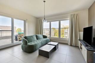 <p><span>Appartement économe en énergie avec 3 chambres au cœur d'Aalter</span></p><p><span> </span></p><p><span>Cet appartement moderne et lumineux, comprenant pas moins de 3 chambres, est situé dans une résidence calme, à quelques minutes à pied du centre d'Aalter.</span></p><p><span>L'appartement dispose d'un salon spacieux donnant sur une agréable terrasse.</span></p><p><span>Grâce à sa situation centrale, il se trouve à proximité des commerces, des écoles, des restaurants et des transports en commun.</span></p><p><span> </span></p><p><span>Atouts :</span></p><p><span>- Emplacement calme mais central</span></p><p><span>- Appartement spacieux</span></p><p><span>- Terrasse</span></p><p><span>- Bon indice de performance énergétique (EPC)</span></p><p><span> </span></p><p><span>Agencement :</span></p><p><span>- Hall d'entrée, WC invités, salle de bains, 3 chambres, salon avec terrasse, cuisine</span></p><p><span> </span></p><p><span>Informations :</span></p><p><span>- Loyer : € 875 de loyer + € 75 de charges</span></p><p><span>- Frais supplémentaires : participation du locataire aux frais d'état des lieux</span></p><p><span>- PEP : A</span></p><p><span>- Disponibilité : 1/12/2026</span></p><p><span> </span></p><p><span>Cela vous intéresse ? Contactez Els au 0496 10 65 76 ou à l'adresse els@heritagevastgoed.be</span></p><p><span> </span></p>
