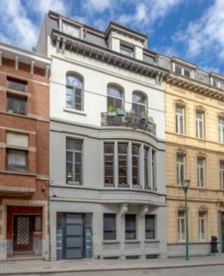 <p><strong>Instapklaar appartement met 3 slaapkamers en 2 badkamers ! </strong><br /><br />Ontdek dit uitzonderlijk authentieke appartement in een statig herenhuis, waar karakter en hedendaags comfort harmonieus samenkomen.<br />Gelegen in een kleinschalige en uitstekend onderhouden mede-eigendom, werd het appartement in 2011 grondig gerenoveerd met respect voor de authentieke elementen en het unieke karakter van het pand.<br /><br />Bij het betreden van het appartement komt u in een inkomhal met apart toilet, die u verder leidt naar de open, volledig ingerichte keuken en de bijzonder ruime, lichtrijke leefruimte. De grote raampartijen zorgen voor een overvloed aan natuurlijk licht en benadrukken de warme sfeer, terwijl de authentieke parketvloer en charmante details het geheel een unieke uitstraling geven.</p>
<p>Het appartement beschikt over twee volwaardige slaapkamers, elk met een mezzanine. Daarnaast is er een extra bureauruimte/slaapkamer met mezzanine, ideaal als thuiswerkplek of hobbyruimte. Verder zijn er een badkamer, een douchekamer en een praktische berging voorzien.<br /><br />Ook is er een privatieve kelderruimte.</p>
<p>De ligging is een absolute troef: op een steenworp van Tour & Taxis, op wandelafstand van het L28-park en met een uitstekende bereikbaarheid dankzij nabijgelegen metro- en busverbindingen.</p>
Extra troeven:<br />
<ul>
<li>gunstig EPC (klasse D)</li>
<li>conforme elektrische keuring</li>
<li>recente gasketel (2026)</li>
<li>zeer lage gemeenschappelijke lasten</li>
</ul>
<p>Kortom, een unieke opportuniteit voor wie op zoek is naar een stijlvol appartement met karakter op een topligging.</p>
<p><strong>Interesse?</strong> Plan vandaag nog uw bezoek in via de website van Living Stone!</p>