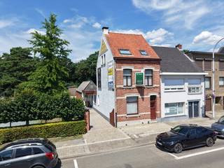 In het bruisende centrum van Schilde bevindt zich deze verrassend ruime woning op een perceel van 553 m², met een bewoonbare oppervlakte van...