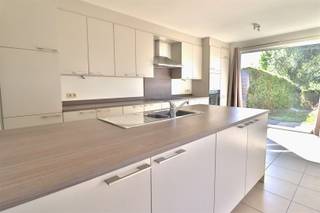 <p><span>RUSTIG GELEGEN INSTAPKLARE GEZINSWONING</span></p><p><span> </span></p><p><span>Deze half open woning komt aardig uit de hoek, een rustige ligging, mooie ruimtes en veel licht vormen de basis voor een perfect woonklimaat.</span></p><p><span><br />De voortuin met groene invulling en praktische oprit brengt ons naar de inkom met toilet en traphal die doorsteekt tot op zolder.<br />De lichtrijke leefruimte pakt uit met een aangenaam tuinzicht.  De open keuken kreeg een grootse invulling, er is een aansluitende ontbijthoek met aangenaam tuincontact. Naastliggend is een praktische berging.</span></p><p><span> </span></p><p><span>Op het eerste verdiep zijn 2 mooie slaapkamers, een apart toilet en een goed uitgeruste badkamer.  De derde slaapkamer kreeg extra large afmetingen en een aparte dressinghoek.<br />Achteraan overheerst de zon, een groot terras en groene tuin zijn perfecte georiënteerd en staan garant voor gezellige buitenmomenten.   </span></p><p><span><br />Met handige carport met fietsenberging die doorsteekt naar de tuin.</span></p><p><span> </span></p><p><span>RUSTIGE LOCATIE<br />3 RUIME SLAAPKAMERS<br />GUNSTIG EPC</span></p><p><span> </span></p><p><span>Alle info: www.bellegemkerkdreef20.be</span></p>