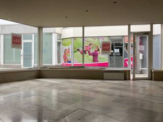 Met veel lichtinval, kitchenette en toilet.