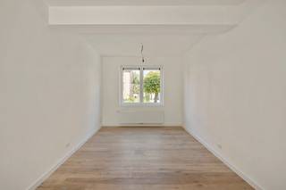 Volledig gerenoveerde en instapklare woning met zonnige tuin te Brasschaat!<br />Deze volledig gerenoveerde woning combineert een hedendaagse afwerking met aangename leefruimtes en veel natuurlijke lichtinval. De woning werd afgewerkt met kwalitatieve en neutrale materialen en is volledig instapklaar.<br /><br /><strong>Indeling<br /></strong><br />Gelijkvloers:<br />Inkomhal met toegang tot de bovenliggende verdiepingen.<br />Lichtrijke leefruimte.<br />Moderne en volledig uitgeruste keuken.<br />Stijlvolle badkamer met ruim lavabomeubel en royale inloopdouche met regendouche.<br /><br />Verdieping:<br />Twee ruime en lichtrijke slaapkamers (ca. 12m² en 18m²).<br />Vanuit één van de slaapkamers is er rechtstreeks toegang tot een ruim terras (ca. 17m²) met aangenaam groen uitzicht.<br /><br /><strong>Algemeen<br /></strong>
<ul>
<li>Volledig gerenoveerd en instapklaar.</li>
<li>EPC-label B – 186 kWh/m²/jaar.</li>
<li>Conforme elektrische installatie.</li>
<li>TOTAALRENOVATIE in 2025</li>
<li>Twee ruime slaapkamers.</li>
<li>Zonnige tuin én terras.</li>
<li>Regenwaterput van 5000L</li>
</ul>
Rustige en aangename ligging aan de Jacobuslei te Brasschaat.<br />Een bijzonder verzorgde en instapklare woning voor wie op zoek is naar hedendaags wooncomfort, twee volwaardige slaapkamers en fijne buitenruimtes op een aangename locatie in Brasschaat.<br /><br /><span>*Stedenbouwkundige inlichtingen in aanvraag</span>