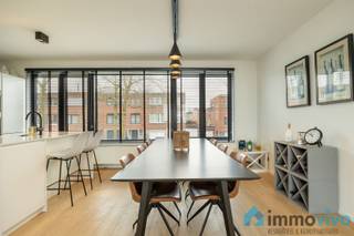 Algemeen:In de fijne Buizegemwijk vinden we in een kleinschalig gebouw met 2 entiteiten dit prachtig gerenoveerd duplexappartement terug met 3...