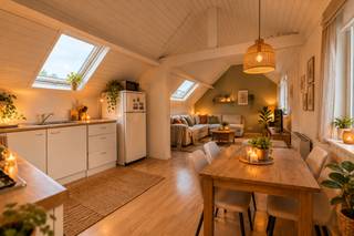 Dit ruime appartement van <strong>82 m²</strong> biedt heel wat <strong>potentieel</strong> voor wie op zoek is naar een eigendom dat volledig naar eigen smaak kan worden gerenoveerd en ingericht. Gelegen op de <strong>tweede</strong> <strong>verdieping</strong> van een gebouw zonder lift, geniet het appartement van een <strong>rustige</strong> <strong>ligging</strong> met een <strong>centrale en vlotte bereikbaarheid.</strong><br /><br />Bij het binnenkomen bevindt zich aan de rechterzijde de ruime, <strong>lichtrijke</strong> <strong>leefruimte</strong> met <strong>open</strong> <strong>keuken</strong>, een aangename plek die tal van mogelijkheden biedt om een moderne en gezellige woonomgeving te creëren. Verder beschikt het appartement over <strong>twee</strong> <strong>slaapkamers</strong> en een <strong>badkamer</strong> met <strong>douche</strong>.<br /><br />De ligging is zonder twijfel een grote troef: op <strong>korte</strong> <strong>afstand</strong> van de <strong>jachthaven</strong>, de <strong>Grote</strong> <strong>Markt</strong> en het bruisende <strong>stadscentrum</strong> vindt u winkels, horeca en alle nodige voorzieningen binnen handbereik. U geniet hier van een rustige woonomgeving, terwijl alles wat de stad te bieden heeft vlakbij ligt.<br /><br />Dankzij de ruime indeling, de interessante oppervlakte en de <strong>vele</strong> <strong>renovatiemogelijkheden</strong> vormt dit appartement een <strong>uitstekende</strong> <strong>opportuniteit</strong>. Of u nu op zoek bent naar een vaste woonst, een tweede verblijf of een interessante investering, dit appartement biedt alle kansen om er een waardevolle eigendom van te maken.