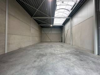 In het verzorgde KMO-park Walth, gelegen aan de Gietreijstraat te Genk, bieden wij deze hoekgelegen KMO-unit van ca. 210 m² te huur aan.De...