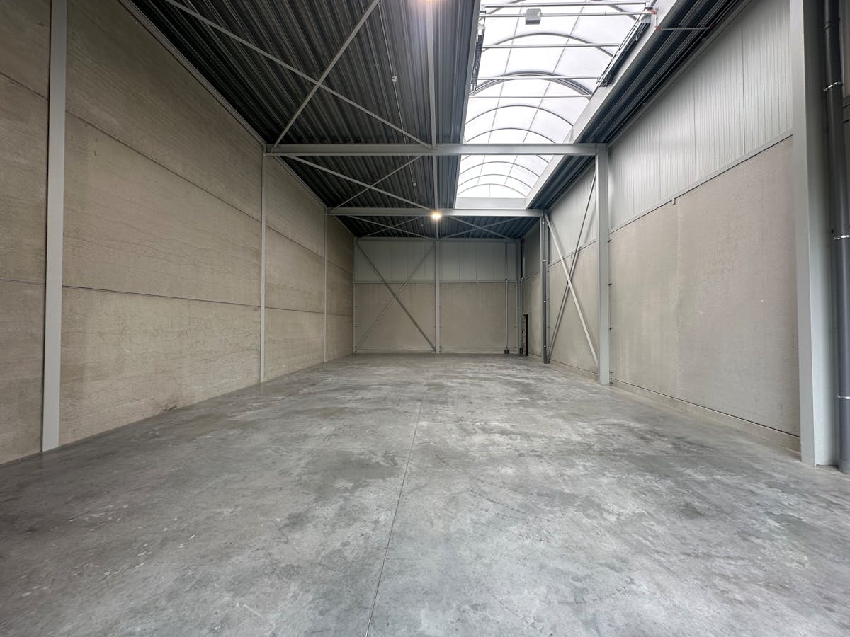 Hoekgelegen KMO-unit van 210 m² te huur in KMO-park Walth – Genk - foto 3