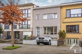 <p><span>Instapklare gezinswoning met 3 slaapkamers, garage en tuin in rustige enkelrichtingsstraat te Deurne</span></p><p><span>In een aangename enkelrichtingsstraat in Deurne bevindt zich deze ruime en verzorgde gezinswoning, waar comfort en energiezuinigheid centraal staan. Dankzij de praktische indeling en de vele lichtinval is dit een ideale woning voor gezinnen die op zoek zijn naar ruimte en rust, met alle voorzieningen binnen handbereik.</span></p><p><span>Via de inkomhal met ingemaakte kasten en apart gastentoilet betreedt u de woning. De ruime leefruimte baadt in natuurlijk licht en is uitgerust met airconditioning, wat zorgt voor extra comfort tijdens warme dagen. Aansluitend vindt u de volledig uitgeruste keuken, die dankzij haar functionele inrichting perfect inspeelt op het dagelijkse gezinsleven. Vanuit de keuken heeft u directe toegang tot de tuin, wat zorgt voor een vlotte verbinding tussen binnen en buiten. De praktische bijkeuken biedt extra bergruimte en gebruiksgemak.</span></p><p><span>Op de eerste verdieping bevinden zich drie slaapkamers, waarvan twee ruime en één kleinere kamer die perfect kan dienen als kinderkamer, bureau of dressing. De badkamer is modern ingericht met een inloopdouche, wastafel, toilet en ventilatiesysteem.</span></p><p><span>De woning beschikt bovendien over een ruime kelder en een zeer grote garage met automatische poort, ideaal voor wie nood heeft aan extra opslagruimte of een hobbyruimte. De oprit voor de woning biedt bijkomende parkeergelegenheid.</span></p><p><span>Op technisch vlak scoort deze woning eveneens sterk: de voor- en achtergevel werden geïsoleerd, er is dubbele beglazing, verwarming via radiatoren op gas, airco in de leefruimte en maar liefst 8 zonnepanelen. Dit alles resulteert in een gunstige EPC-score C.</span></p><p><span>De ligging is een absolute troef. Gelegen in een rustige straat, maar toch nabij winkels, scholen, openbaar vervoer en belangrijke invalswegen richting Antwerpen en omliggende gemeenten. Hier woont u comfortabel in een aangename woonomgeving met een vlotte bereikbaarheid.</span></p><p><span>Een ideale opportuniteit voor wie op zoek is naar een ruime, energiezuinige woning op een goede locatie in Deurne.</span></p><p><span>Plan je graag een bezoek? 0492/39.16.32 (Jelle) |  info@immomk.be - ook voor een correcte waardebepaling kan u bij ons terecht.</span><span> </span></p><p><span> </span></p>