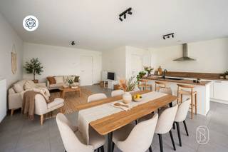 Deze recente halfopen woning uit 2021 ligt in het centrum van Anzegem, op wandelafstand van winkels, scholen en dagelijkse voorzieningen.Verkoop onder registratierechten mogelijk! Een hedendaagse woning met een praktische indeling, veel licht en een aangenaam gevoel van ruimte. Omheinde tuin, terras, oprit en carport, en alle modern comfort. De woning is bovendien perfect onderhouden en recent volledig geschilderd.Op het gelijkvloers: een inkomhal met gastentoilet, een lichtrijke leefruimte met open keuken en aansluitende berging. Vanuit de leefruimte kijk je uit op het terras en de tuin.Boven zijn er drie volwaardige slaapkamers, een extra bergruimte, apart toilet en een ruime badkamer met zowel inloopdouche als bad.De troeven: recente bouw uit 2021, 3 slaapkamers, 6 zonnepanelen, energiezuinig, onderhoudsvriendelijke tuin en terrasrecent volledig geschilderdEen recente woning met alles wat je vandaag zoekt: comfortabel, energiezuinig en goed gelegen.
