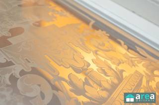 <p><span>Achter deze </span><span>prachtige, authentieke gevel</span><span>, op een boogscheut van het centrum van Antwerpen en het bruisende Eilandje, schuilt een </span><span>ruime en karaktervolle burgerwoning</span><span> met verrassend veel mogelijkheden.</span></p><p><span> </span></p><p><span>Deze </span><span>instapklare woning</span><span> beschikt over maar liefst </span><span>6 volwaardige slaapkamers</span><span>, </span><span>2 badkamers</span><span> en een </span><span>gezellige stadskoer</span><span>. Dankzij de centrale ligging bevindt u zich vlakbij </span><span>invalswegen</span><span>, </span><span>openbaar vervoer</span><span> en </span><span>handelszaken</span><span>. Zin in wat groen of rust? Dan is </span><span>Park Spoor Noord</span><span> vlakbij. Ook liefhebbers van leuke cafés en restaurants zitten hier op de juiste plek, de buurt leeft.</span></p><p><span> </span></p><p><span>Door de royale ruimtes en flexibele indeling biedt deze woning enorm veel </span><span>potentieel</span><span>. De kamers kunnen makkelijk een andere functie krijgen (bureau, hobbyruimte, dressing, …) en maken deze eigendom ook bijzonder interessant voor </span><span>co-housing</span><span> of een woning met </span><span>meerdere bewoners</span><span>.</span></p><p><span> </span></p><p><span>Troeven op een rij</span></p><p><span> </span></p><ul><li><span>Ruime woning met tal van mogelijkheden</span><span> (6 slaapkamers)</span></li><li><span>Gunstig EPC C</span><span>: 285 kWh/m²jaar</span></li><li><span>Conforme elektrische keuring</span><span> (geldig tot 2040)</span></li><li><span>Authentieke elementen & hoge plafonds</span></li><li><span>Planchévloeren</span></li><li><span>Slaapkamers met </span><span>eigen lavabo’s</span></li><li><span>Buitenruimte</span><span>: stadskoer + terras</span></li></ul><p><span> </span></p><p><span>Indeling</span></p><p><span> </span></p><p><span>Kelder:</span><span><br />Ruime en praktische kelderruimte van ca. </span><span>56 m²</span><span>, ideaal voor stockage.</span></p><p><span>Gelijkvloers:</span><span><br />U komt binnen via een </span><span>prachtige inkomhal</span><span> met hoge plafonds en authentieke details. Deze geeft toegang tot een </span><span>ruime en lichtrijke leefruimte op planché</span><span>, die naadloos overgaat in de eetkamer (samen ca. </span><span>30 m²</span><span>). Achteraan bevindt zich een </span><span>volledig geïnstalleerde keuken</span><span> met doorgang naar de </span><span>gezellige, onderhoudsvriendelijke stadskoer</span><span> (ca. </span><span>10 m²</span><span>).</span></p><p><span>1ste verdieping:</span><span><br />Op het tussenverdiep bevindt zich een </span><span>apart toilet</span><span> en een eerste </span><span>ruime badkamer met inloopdouche</span><span> (ca. </span><span>11 m²</span><span>). Op de verdieping zelf zijn er </span><span>2 ruime slaapkamers</span><span> (ca. </span><span>19 m²</span><span> en </span><span>10 m²</span><span>).</span></p><p><span>2de verdieping:</span><span><br />Ook hier vindt u op het tussenverdiep een </span><span>apart toilet</span><span> en de tweede </span><span>badkamer met inloopdouche</span><span> (ca. </span><span>11 m²</span><span>) met aansluitend toegang tot het </span><span>terras</span><span> (ca. </span><span>5 m²</span><span>). Op de verdieping bevinden zich opnieuw </span><span>2 slaapkamers</span><span> (ca. </span><span>19 m²</span><span> en </span><span>10 m²</span><span>).</span></p><p><span>3de verdieping:</span><span><br />Bovenaan zijn de laatste </span><span>2 slaapkamers</span><span> voorzien (ca. </span><span>18 m²</span><span> en </span><span>13 m²</span><span>) onder het schuine dak. De kleinere kamer geniet bovendien van een leuke </span><span>mezzanine</span><span>.</span></p><p><span> </span></p><p><span>Voor meer informatie of een bezoek kan u terecht bij </span><span>Area Partners</span><span> via </span><span>info@area.be</span><span> of </span><span>03/284.60.60</span><span>.</span></p><p><span> </span></p>