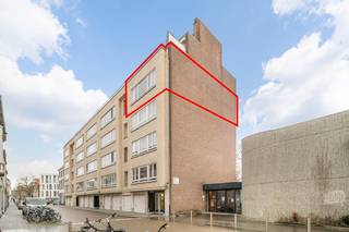 Dit leuke appartement is gelegen op de vierde verdieping en heeft achteraan het gebouw zicht op een groen binnengebied. Prima ligging nabij het station, winkels, verschillende faculteiten en eet- en drankgelegenheden,... alles op wandelafstand!<br /><br />Bestaande uit een inkomhal met een vestiaire en een apart toilet, een ruime en lichtrijke leefruimte met een zit- en een eetplaats, 2 slaapkamers die gelegen zijn aan de achterkant van het gebouw, een badkamer en een keuken met aansluitend een terras. Op het gelijkvloers is een gemeenschappelijke fietsenberging voorzien.<br /><br />EPC 266kWh(C-label)! Asbestveilig!<br /><br />Indien u dit leuke appartement graag bezoekt dan kan u mij steeds bereiken via arnaut@immojanstas.be of 0495292080.<br /><br />Bijkomende info (EPC, bodemattest, elektriciteitsattest, enz...) kan U hier downloaden ↓