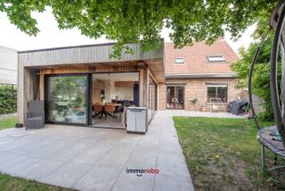 Charmante, landelijke woning gelegen in het dorpskern van Machelen (Zulte), gelegen in een rustige straat vlakbij de lagere school en handelszaken. Volledig gerenoveerd in 2020.<br /> <br />De woning heeft volgende indeling: inkom, bureau met inbouwkasten, gezellige leefruimte, praktische keuken in recente achterbouw met veel lichtinval waardoor men een buitengevoel creëert. Extra kamer (hobbyruimte, speelkamer of berging) en wasplaats met toilet. Boven vindt u 4 slaapkamers en een vernieuwde badkamer met inloopdouche, ligbad en lavabo. <br />De woning is voorzien van een aangelegde tuin (volledig omheind) en carport. Er is ook nog een kelder en zolder. <br /><br />Aangename, sfeervolle woning met landelijke ligging te Machelen ( ZULTE).<br /><br />Wanneer past het u om te komen kijken?<br />Graag mailen naar sylvie@immoroba.be of een seintje op 09/388.53.53.