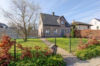 <p>Deze ruime, energiezuinige woning, is gelegen nabij het centrum van Nijlen. Op de gelijkvloerse verdieping bevinden zich een inkomhal met apart toilet, een leefruimte, een ruime keuken, een badkamer, een berging en nog 2 ruimtes die perfect dienst kunnen doen als home-office of praktijkruimte. Op de eerste verdieping zijn op dit moment 2 slaapkamers aanwezig en een afgewerkte ruimte die op dit moment als zolder gebruikt wordt. Deze verdieping biedt de ruimte om 4 slaapkamers te creëren en een extra badkamer. De tuin is zuidwestelijk geörienteerd, en is voorzien van bijgebouw, serre en zwemvijver. Het perceel is ook langs de Breugelhoevestraat toegankelijk via 2 schuifpoorten die toegang geven tot de parkeerplaatsen. Deze woning beschikt verder over alle moderne technieken: verwarming op warmtepomp, zonnepanelen, thuisbatterij, geboorde waterput,... Maak snel uw afspraak! </p>