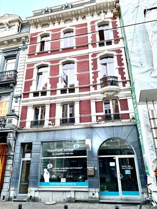 Dit zeer charmante appartement in het oud heren huis is gelegen in de mooiste winkelstraat van Gent, namelijk de Vlaanderenstraat. Wie wil hier nu niet wonen? Hier heeft u echt alles in de buurt. Autosnelweg, busverbinding (Zuid), shoppingcenter, historisch centrum van Gent, restaurants, terrasjes, winkels, bib, scholen, station, enz... U kan zowel de trap als de lift nemen naar de 2de verdieping waar het appartement zich bevindt. Van zodra u binnen komt voelt u de gezelligheid hangen. De 3 grote ramen die uitkijken op de Vlaanderenstraat bezorgen u veel lichtinval. De hoge plafonds geven een enorm ruimtegevoel. De woonkamer en open keuken vloeien in elkaar. De slaapkamer heeft ingemaakte kasten zodat u geen extra ruimte verliest. De badkamer heeft een mooie inloopdouche, lavabomeubel en toilet. Via de inkomhal kan u naar het kleine maar gezellige terrasje waar u in de zomer kan genieten en toch tot rust komen midden in de stad. Beneden aan de lift is er ook een fietsenstalling voorzien waar ook de meterkasten hangen. In de kelder heeft u een privé kelderruimte.Inschrijven voor bezoek via mail naar info@immo-home.be, geen telefonische inschrijvingen! Volg ons op Fb en Insta. Voor meer info: www.immo-home.be. GRATIS SCHATTING & GRATIS FINANCIEEL ADVIES