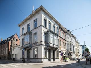 <strong>Bijzonder ruim en karaktervol 3-slaapkamer appartement gelegen in een prachtig neoclassicistisch hoekgebouw in het centrum van Gent.</strong><br /> <br />Hier woon je op één van de meeste gegeerde centrumlocaties van Gent, met koffiebars, restaurants en winkels letterlijk om de hoek. Een ideale uitvalsbasis voor levensgenieters, young professionals of wie op zoek is naar een ruime pied-à-terre in het centrum van de stad.<br /> <br />Het appartement (213 m²) is gelegen op de tweede en derde verdieping van een statig hoekgebouw met slechts drie entiteiten en beschikt over een private lift die rechtsreeks toegang biedt tot elke verdieping. Het kleinschalige karakter van de residentie vertaalt zich in eenvoudig beheer en lage gemeenschappelijke lasten.<br /> <br />Op de tweede verdieping vinden we een ruime overloop, drie volwaardige slaapkamers en een recent vernieuwde badkamer met inloopdouche. De bovenste verdieping is ingericht als sfeervolle leefruimte met aansluitend een dakterras dat een magnifiek uitzicht biedt over de stad. Uitgesneden uit het dakvolume biedt het terras een zonnige, beschutte plek met bijzonder veel privacy.<br /> <br />Hoge plafonds, originele plankenvloeren en houten ramen geven dit appartement een bijzondere charme en uitstraling. <br /><br />Er bestaat een mogelijkheid tot de overname van een lopend huurcontract voor twee afgesloten garageboxen. Publieke parkings (voor bezoekers bv.) zijn in de onmiddellijke omgeving gelegen. <br /> <br /><strong>Een type pand dat maar zelden op de markt komt. </strong>