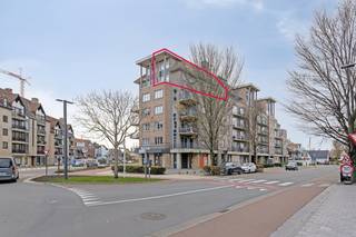 In de residentie Kiwi, gelegen langs de Albert Bliecklaan te Koksijde, vinden we deze duplex-penthouse (113m²) met twee slaapkamers te koop...
