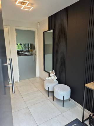 <p>NIEUWE AANGEPASTE PRIJS !!!!</p><p>INSTAPKLARE MODERNE BEN-WONING, voorzien van alle comfort</p><p>Moderne, instapklare woning, EPC A, met alle moderne technieken : warmtepomp, 12 zonnepanelen, vloerverwarming, ventilatie D. Gelegen in zeer rustige en kindvriendelijke woonwijk met gemeenschappelijke groene zones, vlakbij speeltuin en centrum. Verkeersluwe wijk.<br />KOM JEZELF OVERTUIGEN met een bezoekje aan deze moderne, ruime woning !!</p><p>Gelijkvloers : inkomhal, vestiairekast en apart toilet. Ruime living met open keuken(Siematic keuken uit hoogwaardig materiaal) en centraal eiland, bergruimte aan keuken. Zonnige zuidwest gerichte tuin met terras en tuinberging, en poortje achteraan. Onderhoudsvriendelijk.<br />1ste verdieping : 3 lichtrijke slaapkamers,(grote ramen tot op de grond voorzien van vliegenramen), ruime badkamer met semi-apart toilet en inloopdouche en dubbele lavabo en voldoende bergruimte. Wasplaats/bergruimte.<br />Bijhorende privé-autostaanplaats en overdekte fietsenberging. Regenwaterput voor toiletten.<br />oppervlakte perceel : 156m2, bewoonbare oppervlakte 144m2, tuin 84m2<br />3 dubbele super isolerende beglazing.<br />bouwjaar : 2017</p>