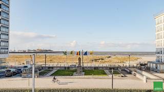 Composition: hall d'entrée élégant avec vestiaire pratique, vous entrez dans un espace de vie spacieux avec vue panoramique sur la mer du Nord. La cuisine ouverte et entièrement équipée est dotée d'appareils électroménagers modernes haut de gamme et respire le raffinement. La chambre principale dispose d'un lit double confortable et d'une luxueuse salle de douche attenante, finie avec du mortex. De plus, il y a deux chambres supplémentaires: une complète avec sa propre salle de bain de style Mortex et une chambre confortable avec un lit superposé.<br />Atouts: Cet appartement est fini dans les moindres détails avec des matériaux exclusifs et de première qualité. Une opportunité unique pour ceux qui recherchent le luxe, le confort et une vue imprenable sur la mer.<br />Emplacment vélos et cave privée dans l’immeuble.<br /> 