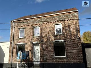 ZEER RUIME WONING MET 4 SLAAPKAMERS EN 2 GARAGESRichtprijs : 399.000 euro Deze volledig gerenoveerde woning( vernieuwd dak, keuken, badkamer,...