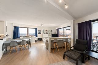 strong&gt;Blankenberge: Modern appartement met ruim zonneterras op de Zeedijk te koop!
<p>Op de 8e verdieping van de prestigieuze residentie Bristol Palace bevindt zich dit moderne hoekappartement met een heerlijk zuidgericht terras. Dankzij de hoekligging geniet u hier van veel natuurlijk licht, zon en een prachtig, weids zicht over het hinterland.</p>
<p>De ligging is werkelijk uitstekend: centraal op de Zeedijk, tussen het Casino en de jachthaven, en op wandelafstand van het centrum, de winkelstraten, het station en alle voorzieningen die Blankenberge te bieden heeft.</p>
<p><strong>Indeling: </strong>Inkomhal, woonkamer, zuidgericht terras, open keuken, slaapkamer, badkamer, terras. Mogelijkheid tot aankoop private kelderberging (2,05m op 5,05m). Mogelijkheid tot aankoop private autostaanplaats.</p>
<p><strong>Troeven:</strong></p>
<ul><li>Ruim, zuidgericht terras zonder wind met een prachtig zicht over het hinterland.</li><li>Mogelijkheid tot het creëren van een tweede slaapkamer.</li><li>Mogelijkheid tot aankoop van een ondergrondse autostaanplaats in het gebouw. </li></ul>
<p>Meer informatie? Contacteer Maarten op het nummer 050 42 58 98.</p>