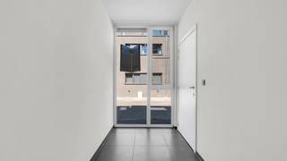Welkom op de Zandstraat 2 bus 1 in Maasmechelen.<br /><br />Bent u op zoek naar een instapklaar appartement met 1 slaapkamer op een centrale ligging in Maasmechelen?<br />Dan is dit modern en energiezuinig gelijkvloers appartement absoluut een bezoek waard!<br /><br />Gevestigd in Residentie 'Boscofin', een recent gebouw uit 2019, geniet u hier van hedendaags wooncomfort met winkels, openbaar vervoer en andere faciliteiten vlakbij.<br />De gunstige situering nabij het centrum zorgt voor een vlotte verbinding en een aangename leefomgeving.<br /><br />Ontdek het appartement via onderstaande link:<br />https://player.vimeo.com/video/1203370600<br /><br />Troeven:<br />✔ Instapklaar<br />✔ Gelijkvloers appartement<br />✔ EPC B-label (106 kWh/m² jaar)<br />✔ Conforme keuring elektriciteit<br />✔ Ruim terras<br />✔ Ondergrondse autostaanplaats<br />✔ Privatieve kelderberging<br />✔ Op wandelafstand van het centrum<br />✔ ...<br /><br /><u>Indeling – gelijkvloers (ca. 76 m² bewoonbare oppervlakte):</u><br /><br />De woning omvat een ruime inkomhal, een gezellige leefruimte met open keuken, een nachthal, een praktische berging, een badkamer voorzien van ligbad, lavabo en toilet, een comfortabele slaapkamer en een aangenaam terras dat via een schuifdeur aansluit op de leefruimte.<br /><br />In de kelderverdieping bevindt zich nog een private autostaanplaats en kelderberging.<br /><br />Documenten<br />Het EPC-verslag en keuring van de elektriciteit kan u eenvoudig downloaden in bijlage.<br /><br />Interesse in een bezichtiging?<br />Bel ons via 089 391 555 of mail naar info@frerevastgoed.be.