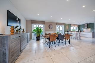 We Invest heeft het genoegen u deze prachtige open bebouwing aan te bieden, gebouwd in 2018 en ideaal gelegen in een rustige wijk.Met een totale...