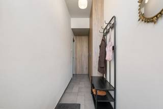 Via de inkomhal met praktische ingemaakte kasten komt u in de gezellige woonruimte met zit- en eethoek. Aansluitend de volledig geïnstalleerde...