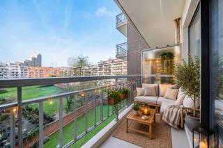 Info en bezoeken: anastasia.seider@weinvest.be<br />| 02 315 77 22 |<br /><br />We Invest heeft het genoegen dit appartement met drie slaapkamers voor te stellen, gelegen op de 3e verdieping.<br /><br />Appartement van 105 m², gelegen in een rustige straat en tegelijk genietend van een strategische ligging in de onmiddellijke nabijheid van alle voorzieningen. Dit appartement charmeert door zijn royale volumes en zijn prachtige lichtinval.<br /><br />Gelegen op de 3e verdieping van een goed onderhouden gebouw van 7 verdiepingen en harmonieus ingedeeld, omvat het drie comfortabele slaapkamers, twee badkamers en een ruime, lichtrijke woonkamer die dagelijks een aangename leefomgeving garandeert.<br />De grootste troef zijn de twee grote, ideaal georiënteerde buitenruimtes, waardoor u de hele dag optimaal van natuurlijk licht kunt genieten.<br /><br />Het appartement verkeert in goede algemene staat, met PVC-ramen met dubbele beglazing en een zeer goede EPC-score.<br />EPC C+ – 107 kWh/(m².jaar) – CO₂: 27 kg/(m².jaar).<br /><br />Een kelder vervolledigt het geheel.<br /><br />De mede-eigendom wordt zorgvuldig beheerd en beschikt over een nieuwe warmtekrachtkoppelingsketel, een beveiligde fietsenruimte en een vuilnislokaal.<br />Een ideaal pand voor een gezin of als investering, dat comfort, ruimte en licht combineert.<br />Klaar om zijn nieuwe eigenaars te verwelkomen.<br /><br />Info en bezoeken: anastasia.seider@weinvest.be<br /> | 02 315 77 22