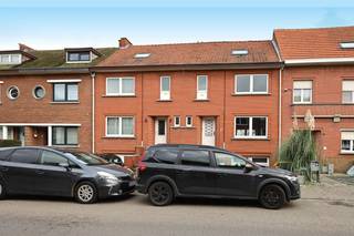 Te renoveren: Gezellige woning met mooie tuin, bestaande uit een gelijkvloers met inkomhal en toilet, woonkamer, eetkamer en keuken, een...