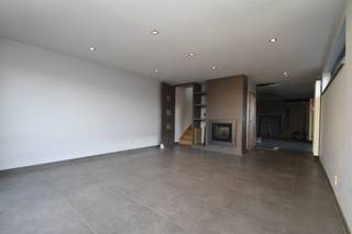 Dit pand betreft een voormalig ijssalon met bijhorende woonst.Aan de voorzijde van het gebouw bevindt zich de handelsruimte, waar momenteel het...