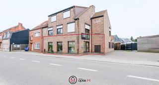 <h2><span>In het centrum van Meerhout, op de Molenstraat 4, bevindt zich dit kantoor/winkelruimte te koop van 84 m². </span></h2>
<p><span>Het pand heeft een commerciële ligging, langs de straat die door het centrum loopt. Dankzij deze centrale locatie is er veel passage en visibiliteit. Je beschikt ook over een parkeerplaats vlak voor de deur en bevindt er zich op wandelafstand extra parkeergelegenheid in het centrum van Meerhout.</span><br /> </p>
De ruime kantoor- of winkelruimte geeft meteen een open en ruim gevoel. Alle houten ramen zijn voorzien van dubbele beglazing en manuele rolluiken. Achteraan bereik je via een kleine hal een berging/archiefruimte met een wasbakje. Aansluitend is er een aparte keukenruimte met gasfornuis en dampkap. Vanuit de keuken heb je toegang tot het toilet en tot de gemeenschappelijke berging waar zich de cv-ketel en technieken bevinden. Internet- en telefoonaansluiting zijn aanwezig.<br /><br /><strong>Troeven van dit kantoor/winkelruimte te koop in Meerhout:</strong>
<ul>
<li>Topligging in het centrum van Meerhout</li>
<li>Gelegen langs een drukke doorgangsstraat met veel passage</li>
<li>Goede zichtbaarheid</li>
<li>Gunstig EPC B</li>
<li>Asbestveilig</li>
<li>84 m² bruikbare oppervlakte</li>
<li>Parkeerplaats vlak voor de deur</li>
<li>Extra parkeermogelijkheden op wandelafstand</li>
</ul>
Ben je op zoek naar een kantoor of winkelruimte in Meerhout? Contacteer ons via lize@optie-m.be of bel naar 0468 21 87 49. <br /><br />Wil je weten wat jouw eigendom waard is? Contacteer ons voor een professionele en vrijblijvende waardebepaling.<br />Extra informatie: VG, WG, GVV, GMO, GVKR.