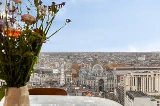 Exclusief appartement, gelegen op de 21ste verdieping van de Antwerp Tower.Indeling:Via de centraal gelegen inkomhal heeft men toegang tot alle...