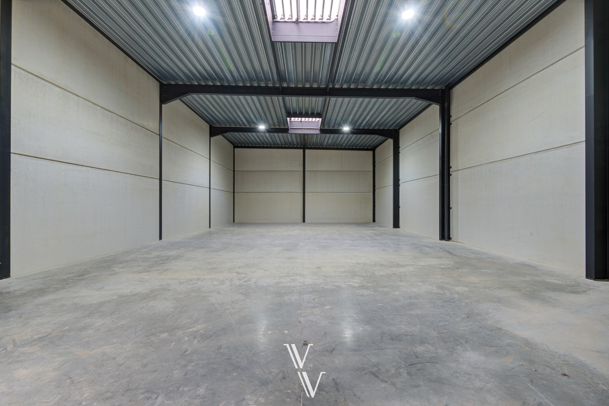 Commercial for rent in Emblem - photo 3