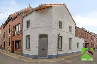 Wonen in het centrum, zonder zorgen, in een woning die tot in de puntjes werd afgewerkt? Deze volledig gerenoveerde hoekwoning combineert compacte charme met een hoog afwerkingsniveau en hedendaags wooncomfort.<br /><br />Alles wat je ziet en niet ziet, is nieuw: dak, technieken, elektriciteit, isolatie én zonnepanelen. Het resultaat? Een energiezuinige woning met EPC-label A, klaar voor de toekomst.<br /><br />Op het gelijkvloers kom je binnen in een stijlvolle leefruimte. De gepolierde betonvloer, strakke RVS plinten en hoogwaardige afwerking zorgen voor een moderne uitstraling. De ruime open keuken met eiland is uitgerust met alle toestellen en vormt het hart van de woning. Aansluitend bevinden zich een apart toilet en praktische berging met aparte inkom. <br /><br />Een subtiel maar uniek detail? In de woonkamer werd een elektrisch beamerscherm geïntegreerd in het plafond – perfect voor gezellige filmavonden in eigen huis.<br /><br />Op de verdieping bevindt zich een ruime slaapkamer van maar liefst 21 m² met geïntegreerde kasten en een moderne badkamer met douche, lavabo en toilet.<br /><br />Als extra troef biedt het plat dak de mogelijkheid tot het creëren van een dakterras.<br /><br />Deze woning is ideaal voor wie op zoek is naar een instapklare, energiezuinige en karaktervolle stadswoning – perfect voor alleenstaanden, koppels of als slimme investering.<br /><br />Troeven:<br /> - Volledig gerenoveerd (nieuwbouwkwaliteit)<br /> - Een laag KI van 208 euro<br /> - EPC A + zonnepanelen<br /> - Hoogwaardige en moderne afwerking<br /> - Het interieur is al met een primer geschilderd, je kiest nog zelf de eindkleur.<br /><br />Interesse? Plan dan snel een bezoek door te bellen naar 012 23 00 23 of stel je vragen aan roland@immo-leroi.be.