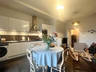 Surf naar www.abricasa.be en plan jouw verhuurafspraak in samen met onze digitale assistente Alice!Fijn appartement met 1 slaapkamer én zalig terras!Via de trap/lift bereik je het appartement op de 1ste verdieping. Het beschikt over een lichtrijke en ruime leefruimte met open keuken. De keuken is volledig geïnstalleerd met o.a. afwasmachine, ijstkast, diepvries, microgolfoven, oven, aansluiting wasmachine... Via de grote raam kan je het zalig (winter)terras van 11m² bereiken. De glazen wanden van het terras kunnen volledig open en dicht. Zo kan je bij elke temperatuur genieten van jouw terras met uitzicht op de groene gemeenschappelijke tuin. De badkamer is voorzien van lavabomeubel, toilet en ligbad met douche. De slaapkamer ligt aan de voorkant van het gebouw en is ruim met 13m². Verder beschik je nog over een berging, gemeenschappelijke fietsenberging en kelder. Het ligt op 10min van het centrum en vlakbij oprit autostrades. .- NIET GEMEUBELD - EPC: 90 kWh/m²jaar UC: 3357149-RES-1- Maandelijkse kosten: 65,- euro bevatten: onderhoud &amp; verbruik gemeenschappelijk delen- Huurwaarborg: 2.490,- euro (3 maanden huur) - Beschikbaar: Datum 1/05/2026- Type contract: Bepaalde duur 1 jaar Abricasa staat voor een persoonlijke én actieve vastgoedbegeleiding van A tot Z! Leer ons kennen!