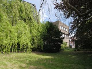<strong>Omgeving Sint-Pieters statoin - Imposante half vrijstaande villa met parktuin, in nieuwe zakelijkheid naar een ontwerp van architect Geo Bontinck (1935).</strong><br /> <br /><em>Voor meer informatie mail naar info@carloeggermont.be</em><br /> <br />Indrukwekkende ruimtelijkheid (468 m2 bvo) in combinatie met uitgepuurde interbellumarchitectuur maken van dit pand een ware parel met grandeur. Interbellum architectuur (baksteenarchitectuur, glas in loodramen, natuursteen, metalen ramen, parketvloeren…) is samenhang met esthetiek die orde en overzicht uitstraalt. Een geslaagde symbiose tussen de ‘nieuwe zakelijkheid’ en ‘art-déco’.<br /> <br />Het perceel van 1.354 m2 omvat een prachtige tuin met oude parkbomen en heel wat groen wat zorgt voor een bijzondere beleving “een oase van groen” en complete privacy.<br /> <br />Het pand vraagt om een opfrissing maar omvat maar liefst 8 slaapkamers, een praktijkruimte en wachtzaal, verschillende buitenruimtes… <br /><br />De oppervlakte van het pand in combinatie met de ligging maken het mogelijk dat het pand polyvalent ingezet kan worden.<br /> <br /><strong><em>Kortom, dit is een unieke opportuniteit voor wie op zoek is naar een ruim, karaktervol pand met tuin op een gegeerde locatie nabij het centrum van de stad.</em></strong><br />
