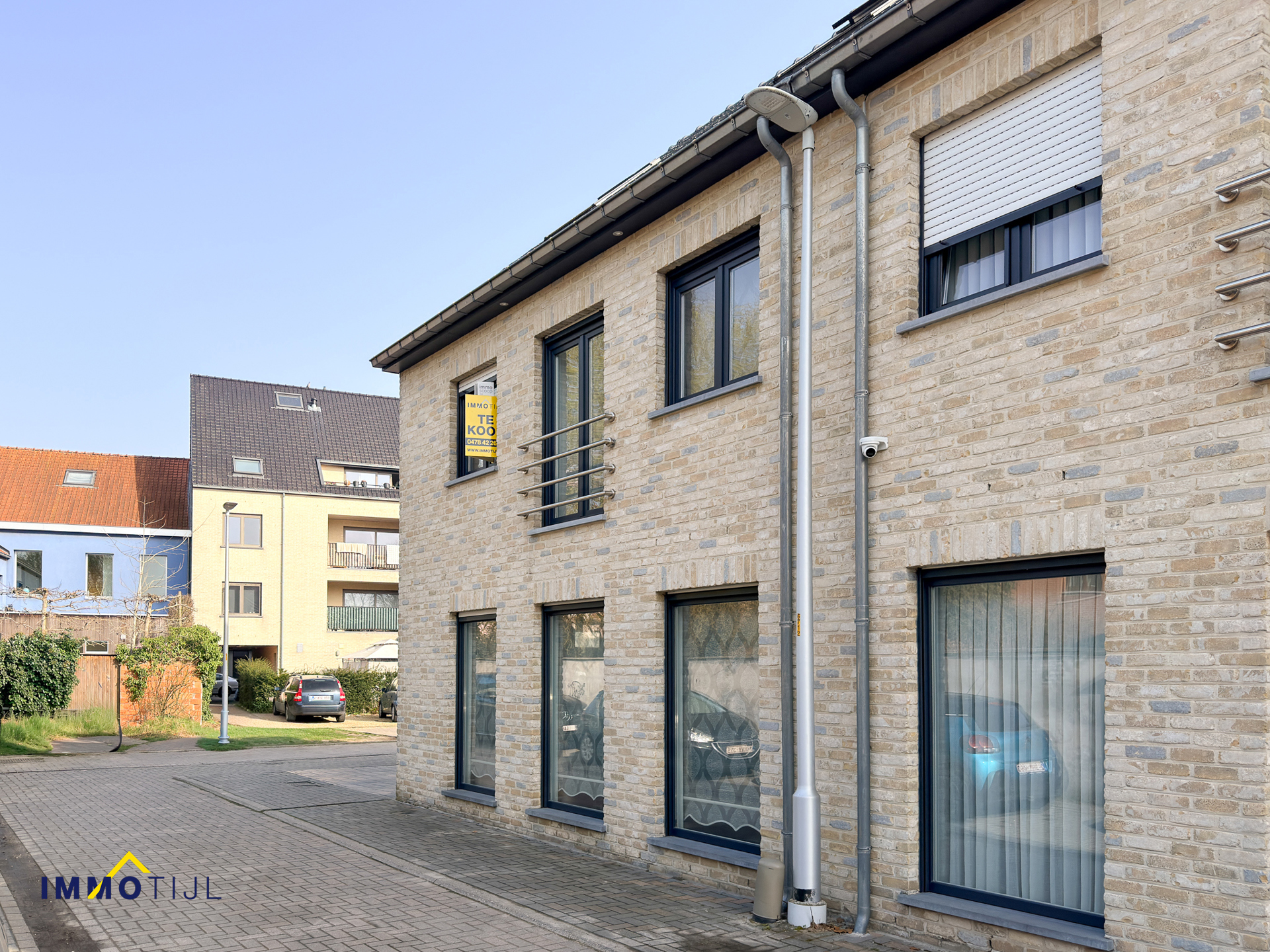 Ruime halfopen woning met 4 slaapkamers en garage te Lokeren! - foto 1