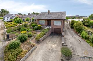Cette charmante maison de plain-pied vous accueille dans un havre de paix et d'espace. Dès que vous entrez dans le spacieux hall d'entrée,...