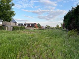 This building plot of approximately 1,025 m² has excellent accessibility and is strategically located along the N37, a short distance from the E403 entry and exit complex (Roeselare-Beveren). Thanks to its location on a busy road, the plot has a strong visibility, which makes it particularly suitable for commercial or mixed projects.The plot has a street width of approximately 18 meters and is oriented south, which ensures favorable light and optimal use of sunlight.Intended for open buildings, this lot offers various development opportunities.The urban planning regulations are available upon simple request.