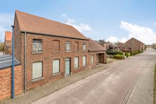 <strong>Te renoveren hoeve met tal van mogelijkheden!</strong><br /><br />De woning zelf bestaat uit een bewoonbare oppervlakte van maar liefst 300 m² en beschikt over een gelijkvloers, eerste verdieping en zolderruimte.<br /><br />Achteraan bevinden zich meerdere bijgebouwen.<br /><br />Aan de rechterkant is er een ruime doorgang naar de achterkant van het perceel.<br /><br />Het hoofddak van de woning en het dak van het grootste bijgebouw zijn vernieuwd. <br /><br />De hoeve beschikt over een goede verkeerstechnische ligging t.o.v. scholen, winkels, openbaar vervoer, etc.<br /><br />Interesse? Mail naar laurens@immogve.be of bel naar 0496 07 89 48.