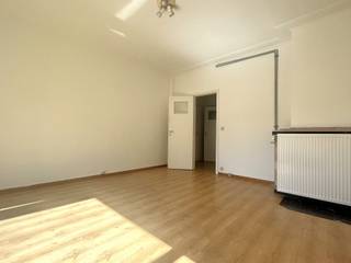 Surf naar www.abricasa.be en plan jouw verhuurafspraak in samen met onze digitale assistente Alice!Lichtrijke studio op toplocatie in...