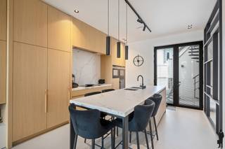 <strong>Upside down-woning met dakterras en parking</strong><br /><br />-- <strong>lift </strong>aanwezig van kelder tot dakterras! --<br /><br />Ontdek de bruisende charme van 't <strong>Zuid</strong>: de meest trendy en gewilde wijk van Antwerpen.<br />Dit levendige stadsdeel combineert een rijke geschiedenis met een moderne flair.<br />Omringd door de nieuwe kunstgallerijen, het Zuidpark en de overvloed aan gezellige cafés en restaurants, en toch nét buiten de drukte.<br />Hier woont u op wandelafstand van pareltjes als het KMSKA en groene oases als het nieuwe Zuidpark en de Scheldekaaien.<br /><br />Deze luxueus gerenoveerde <strong>herenwoning </strong>biedt een uitstekende verbinding naar en an het centrum.<br />Een ideale plek voor wie op zoek is naar een verfijnde en levendige woonomgeving.<br /><br /><span>Indeling</span><br />Inkom op het gelijkvloers met een aparte <strong>woning </strong>of <strong>appartement</strong>. Deze werd voorzien van een eigen, volledig uitgeruste keuken.<br />Een <strong>woonkamer </strong>van ca. 15 m² kijkt uit over de straat.<br />De <strong>slaapkamer </strong>bevindt zich achteraan en heeft toegang tot de koer en de en-suite douchekamer met toilet.<br />Via de lift of de trap bereikt men de eerste verdieping.<br />Deze beschikt over een ruime <strong>slaapkamer </strong>van ca. 19 m², <strong>dressing </strong>en <strong>badkamer</strong>.<br />Op de tweede verdieping bevinden zich eveneens een ruime <strong>slaapkamer </strong>van ca. 22 m² met <strong>en-suite badkamer</strong>, toilet en technische berging.<br />De derde verdieping werd volledig opengewerkt. Door de zuidelijke oriëntatie en de hoge ramen, beschikt de riante <strong>leefruimte </strong>van ca. 40 m² over een heerlijke lichtinval.<br />Het terras of de lift bieden toegang tot de <strong>zomerkeuken</strong>, met twee prachtige <strong>zonneterrassen</strong> als kers op de taart.<br />Doorheen de gehele woning werd er gerenoveerd met een geweldig oog voor detail: vloerverwarming, ingebouwde speakers en verlichting, domotica, etc.<br /><br /><span>Bijzonderheden<br /></span>- lift<br />- volledig onderkelderd: droog, wijnkelder<br />- gerenoveerd in 2022<br />- 2 staanplaatsen, waarvan 1 box, aan de overkant