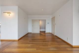 Welkom in deze stijlvolle penthouse, centraal gelegen in de rustige Schietboomstraat, op wandelafstand van winkels, horecazaken, openbaar vervoer en een charmant park aan het einde van de straat. Hier geniet je dagelijks van het bruisende stadsleven, gecombineerd met rust en groen.De penthouse bevindt zich op de zesde verdieping en is bereikbaar via een comfortabele lift of de gemeenschappelijke trappenhal. Met een indrukwekkende bruto oppervlakte van ongeveer 187 m² biedt dit appartement uitzonderlijk veel ruimte en wooncomfort. Bij binnenkomst in de ruime inkomhal word je meteen verrast door de lichtrijke sfeer en het gevoel van ruimte dat zich door het hele appartement doorzet.De indeling is doordacht:- Een royale woonkamer met toegang tot een van de twee zonnige terrassen- Een volledig uitgeruste keuken- Twee volwaardige slaapkamers- Twee badkamers- Een aparte wasplaats en een praktische bergingen- Voorzien van airco's voor optimaal comfortOf je nu wil genieten van een koffie in de ochtendzon of een glas wijn bij zonsondergang, op de twee terrassen heb je altijd het perfecte plekje.Met de nodige opfrissing kan deze penthouse uitgroeien tot een eigentijdse, comfortabele woonst die perfect aansluit bij jouw smaak en levensstijl. Hier is alvast de basis aanwezig: ruimte, lichtinval, indeling én ligging.Bij deze penthouse is er de mogelijkheid om een ruime garagebox en bijhorende bergingen apart aan te kopen. Dit biedt extra comfort en opbergruimte, ideaal voor wie waarde hecht aan veiligheid en functionaliteit. Contacteer ons vandaag nog voor een bezichtiging!