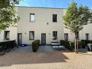 <p><strong>!!! PLAN NU ONLINE UW BEZOEKAFSPRAAK VIA DE WEBSITE VAN IMMOBOSS !!!</strong><br /><br />Dit recent gerenoveerd beluikhuisje (35m²) bevindt zich in een doodlopende afgesloten straat op fietsafstand van Gent-centrum en in de nabijheid van scholen, winkels en openbaar vervoer.<br />Deze woning omvat op het gelijkvloers een lichtrijke woonruimte met een aanpalende ingerichte keuken en apart toilet.<br />Vooraan de woning is er nog een privé terrasje.<br />De eerste verdieping omvat een volwaardige slaapkamer met ingebouwde kast en een badkamer met douche en lavabomeubel.<br />Ideale starterswoning.<br /><br />EPC: 147 kWh/m²<br /><br />Huurprijs: € 815 excl. EGW<br /><br />Beschikbaar vanaf 01/10/2026<br />Contract van lange duur<br /><br />DOMICILIE VERPLICHT<br /><br /><strong>!!! PLAN NU ONLINE UW BEZOEKAFSPRAAK VIA DE WEBSITE VAN IMMOBOSS !!!</strong></p>