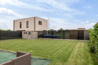 Energiezuinige woning met 4 slk op ca. 484m² te Duffel. <br /><br />Algemeen:<br />- Recente, moderne woning (bouwjaar 2022)<br />- Energiezuinig: EPC label A (E29)<br />- Gelegen te Duffel vlakbij Kontich<br />- Elektriciteit conform<br />- Verwarming op gas met radiatoren<br />- Ventilatie D<br />- Zonnepanelen aanwezig<br /><br />Indeling:<br />Gelijkvloerse verdieping:<br />- Inkomhal met apart toilet<br />- Leefruimte op gietvloer<br />- Volledig geïnstalleerde keuken met eetplaats<br />- Berging/wasplaats bij keuken<br />- Aparte bureauruimte (ca. 11m²)<br /><br />Eerste verdieping:<br />- Master bedroom met dressing en aansluitend badkamer met douche, ligbad en dubbele lavabo<br />- 3 slaapkamers allen op gietvloer dewelke ook toegang hebben tot badkamer via hal<br />- Apart toilet
