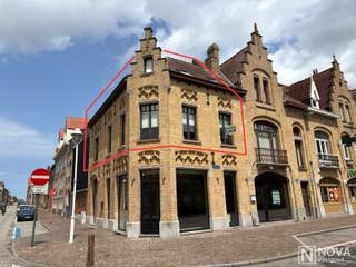 Goed gelegen hoekappartement, van maar liefst 140m2, pal in het historisch centrum van Nieuwpoort op enkele passen van het Marktplein en...