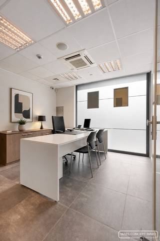 Ben je op zoek naar een handelspand pal in het centrum van Waregem? Dan biedt deze instapklare handelsruimte van ca. 150 m² heel wat mogelijkheden! Dit handelspand is geschikt voor vrije beroepen, een praktijk, kantoorruimte of andere commerciële activiteiten. De flexibele indeling maakt het bovendien eenvoudig om de ruimtes aan te passen aan jouw specifieke activiteit.<br /><br />De ruimte beschikt over een <strong>ruime wachtruimte</strong>, <strong>vier afzonderlijke bureau- of praktijkruimtes,</strong> een <strong>extra archief- of stockageruimte</strong>, een <strong>berging</strong>, een <strong>keuken</strong>, een <strong>toilet</strong> én een <strong>inpandige garage</strong>.
<h3>Troeven</h3>
<ul>
<li>Centrale ligging in Waregem</li>
<li>Vlotte verbinding met de E17</li>
<li>Geschikt voor diverse zelfstandige activiteiten</li>
<li>Flexibele indeling met tal van gebruiksmogelijkheden</li>
<li>Energiezuinig gebouw met EPC-label A voorzien van airco's</li>
<li>Goede parkeermogelijkheden in de directe omgeving</li>
<li>Instapklaar en onmiddellijk beschikbaar</li>
<li>Inpandige garage inbegrepen</li>
</ul>
<h3>Interesse?</h3>
Wil je deze handelsruimte ontdekken of wens je meer informatie? Neem gerust contact op met Sarah Maes.<br />📧 sarah@maesconceptimmo.be