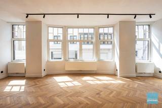 TE KOOP in hartje van AALST - volledig gerenoveerd herenhuis met praktijkruimte/vrij beroep en 3 autostaanplaatsen (1 garage, 1 carport en 1 parkeerplaats)<br />De statige gevel charmeert meteen: de authenticiteit van dit pand, in combinatie met de energiezuinigheid en grote bewoonbare oppervlakte zijn meteen de grootste troeven.<br />Deze buitengewone eigendom biedt twee ingangen. De eerste geeft toegang tot de privéwoonst die je zowel met de trap als lift kan betreden. <br />De andere is de toegangsruimte tot het kantoor/praktijkruimte die bestaat uit één grote ruimte, een vergaderzaal, kitchenette, een badkamer en apart toilet. <br />Verder heb je op het gelijkvloers nog berguimte, één autostaanplaats, één carport en één garage.<br />Bij de renovatie van het woongedeelte werden heel wat authentieke elementen bewaard waaronder de parketvloer, de dubbele deur, de schouw, de trap...<br />De woonkamer heeft dan ook enorm veel cachet. Voor de keuken is er een ruim budget voorzien om deze nog zelf te kiezen naar eigen smaak. Toegang naar het grote dakterras vanuit de keuken.<br />Op de tweede verdieping bevinden zich 4 slaapkamers waarvan de masterbedroom een ensuite badkamer (ligbad) heeft. En daarnaast is er nog eens een badkamer met inloopdouche en toilet.<br />Op de derde verdieping vind je nog een 5e slaapkamer en een zeer grote ruimte die nog kan ingericht worden.<br /><br />Het gebouw is ook nog eens volledig onderkelderd. <br />Kortom, een prachtige parel te midden van de stad. Meer info? 052 52 80 30 - info@goemanvastgoed.be