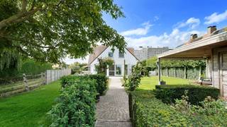 Fantastische villa op een groot en zonnig perceel van 1362 m², rustig gelegen in een doodlopende straat van een mooie villawijk. Grote tuin met...